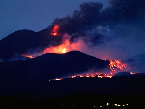 What is mount etna's current activity? STUNNING VIDEO: Mount Etna Eruption in Italy - July 27, 2019 - BREAKING-NEWS.CA