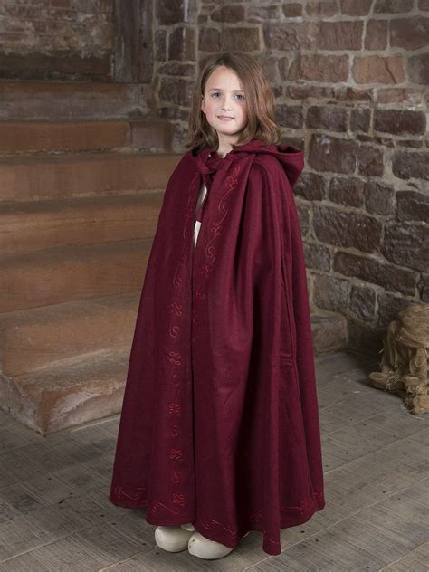 Manteau fourrure enfant disponible par tranche d'age et en deux couleurs : Cape brodée pour enfant en rouge | La boutique médiévale