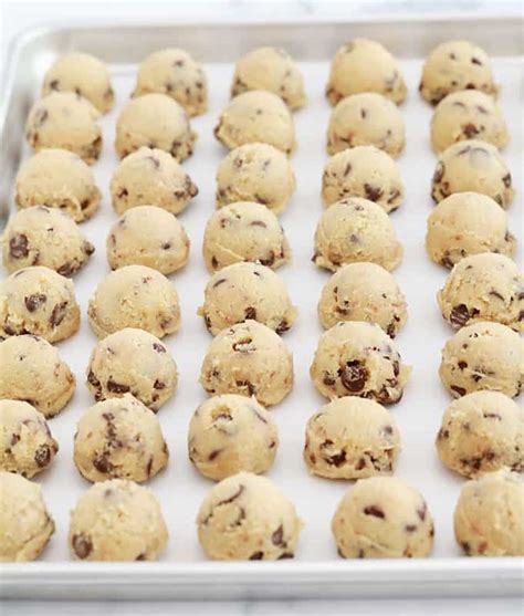 Pate a cookies americain crue congelee en forme de boules