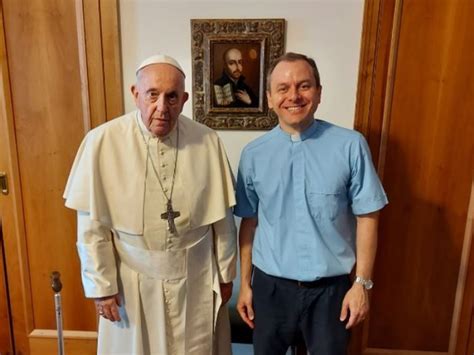 El Papa Francisco Nombró A Un Sacerdote Argentino Como Su Nuevo Secretario Personal