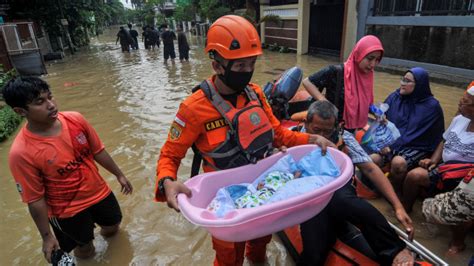 Basarnas Evakuasi 20 Lansia Hingga Balita Yang Terjebak Banjir Bekasi