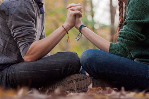 Cómo le tomas la mano a tu pareja dice mucho de su relación