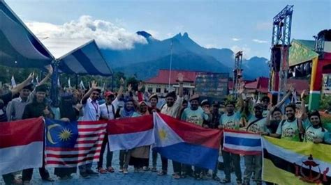Check spelling or type a new query. Bendera Indonesia dan Malaysia Berkibar di Puncak Gunung Daik