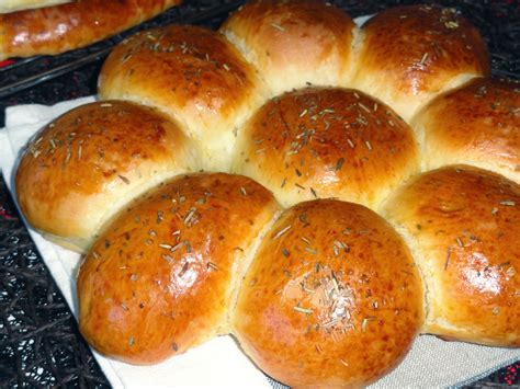 Bien que cela semble complexe, réaliser du pain ne demande que 4 ingrédients et du temps : Recette du pain fait maison avec la pâte magique