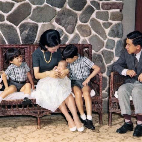 Los Emperadores Akihito Y Michiko Con Sus Hijos La Familia Imperial