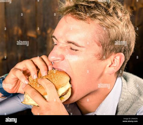 Fat Man Eating Burger Restaurant Fotos Und Bildmaterial In Hoher