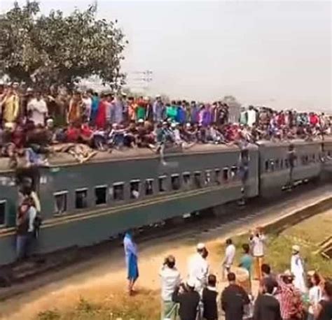Bangladesh Les Usagers Quotidiens Qui Voyagent Sur Le Toit Des Trains