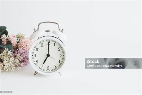 Jam Putih Dan Bunga Yang Menunjukkan Pukul Tujuh Pagi Gambar Waktu