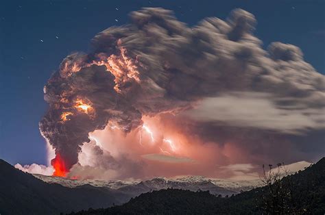 Photographer Captures Erupting Volcanos Astonishing Show In Chile