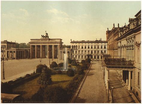 Das brandenburger tor ist ein 26 meter hoher, 65,5 meter breiter und 11 meter tiefer frühklassizistischer natursteinbau aus elbsandstein,1 der von der berliner steinmetzfirma zeidler. Berlin 1895: Brandenburger Tor mit Pariser Platz | aus ...
