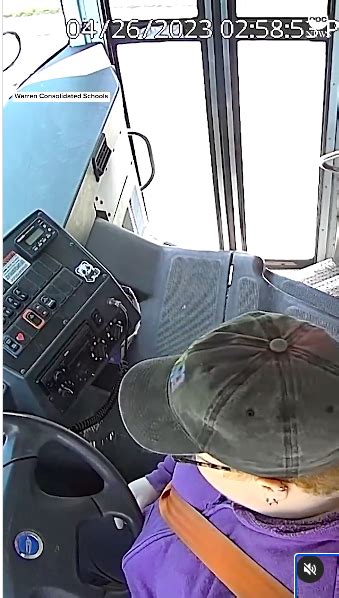 La Conductrice Dun Bus Scolaire Perd Connaissance Un Garçon De 13 Ans Prend Le Volant Du Bus
