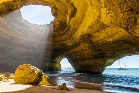 1100 Benagil Beach Caves Algarve Portugal Fotografías De Stock Fotos