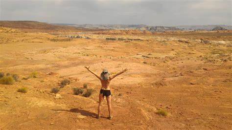 무료 이미지 : 경치, 집 밖의, 황야, 태양, 하이킹, 스포츠, 대초원, 사막, 모험, 배낭, 골짜기, 여름, 휴가, 흙