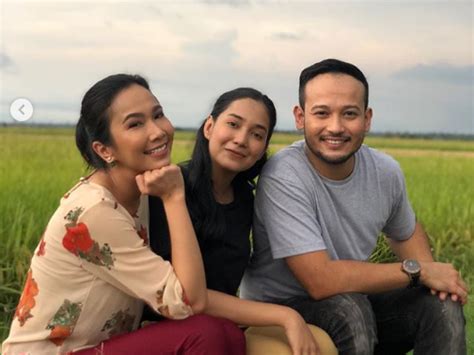 Suamiku mr blind is een drama tv serie met in totaal 1 seizoenen en 30 afleveringen. Suamiku Mr Blind ( Adaptasi Novel)