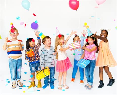 Grupo De Niños Celebrando La Fiesta Y Divirtiéndose Juntos Foto Premium