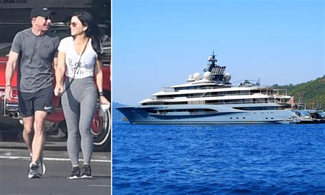 All the inspiration bill gates needs to get right back on the horse after losing billions of dollars to his wife in a divorce settlement is take one look at the life amazon founder jeff bezos is living these days. Krwawy Zejście komórka yacht der queen amazon ...