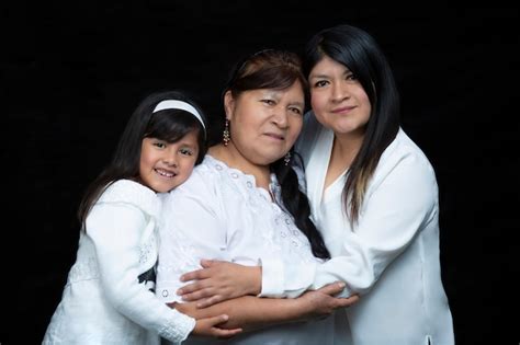 Madre Mexicana Hija Y Abuela Abrazándose El Día De La Madre Foto Premium