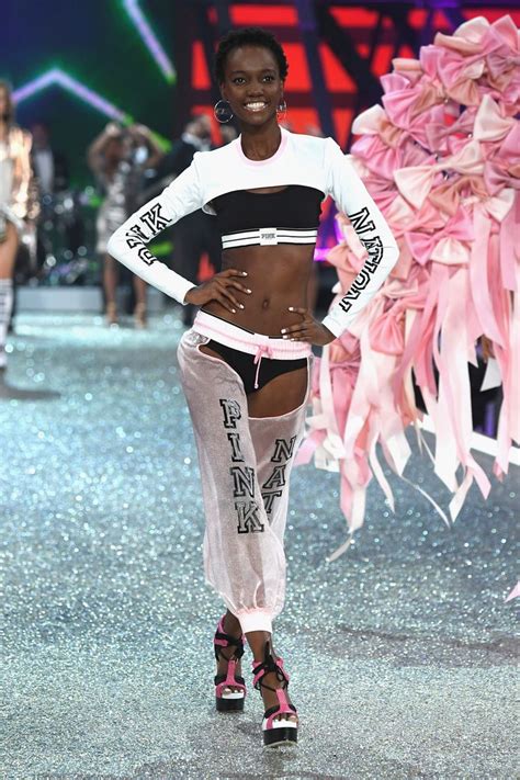 See Every Look From The Victorias Secret Fashion Show Desfile