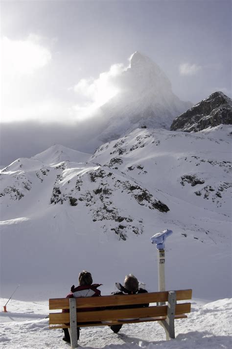 Mirador al Matterhorn en las pistas de esquí de Zermatt Suiza El perro viajante