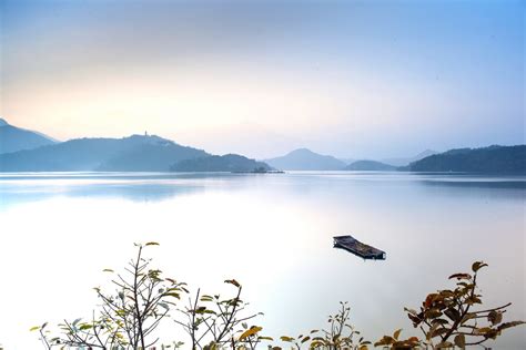 Boat On Center Of Body Of Waqter Sun Moon Lake Taiwan Hd Wallpaper