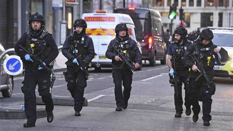 الشرطة البريطانية تطلق النار على رجل طعن سيدة جنوب لندن