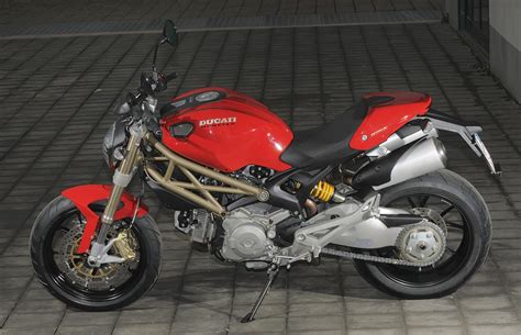 Mit der leichtigkeit der 696 und dem sportlichen anspruch der 1100er verkörpert die 796 laut ducati das beste aus zwei welten. Foto Ducati Monster 796 2011 Ducati Monster 796, non sente ...