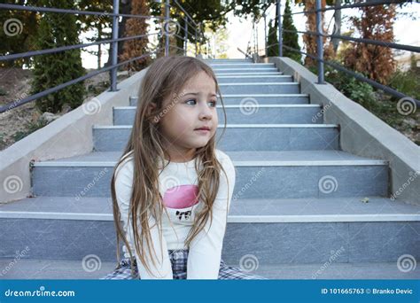 Sch Nes Kleines M Dchen Sitzt Auf Der Treppe Stockbild Bild Von