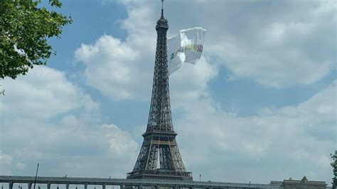 Un Drapeau Géant Au Sommet De La Tour Eiffel