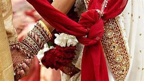 More Than 350 Couples Tie The Knot In Gujarat West Bengal In Mass Weddings Kolkata News Zee
