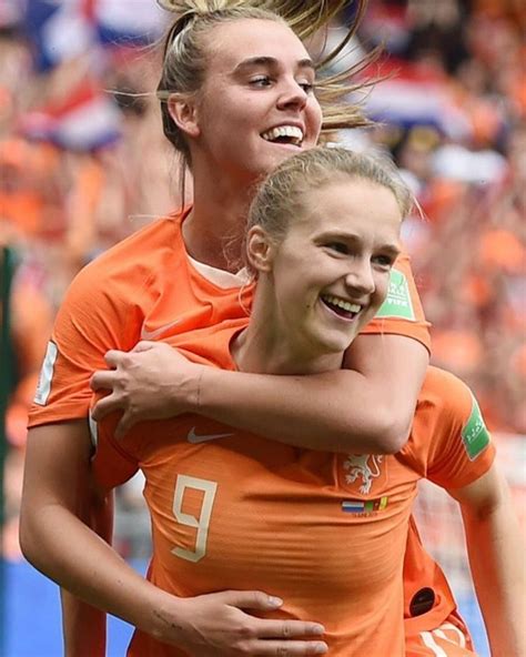 Pin Van Gaudi Op Oranjeleeuwinnen Voetbal Meisjes Voetbal