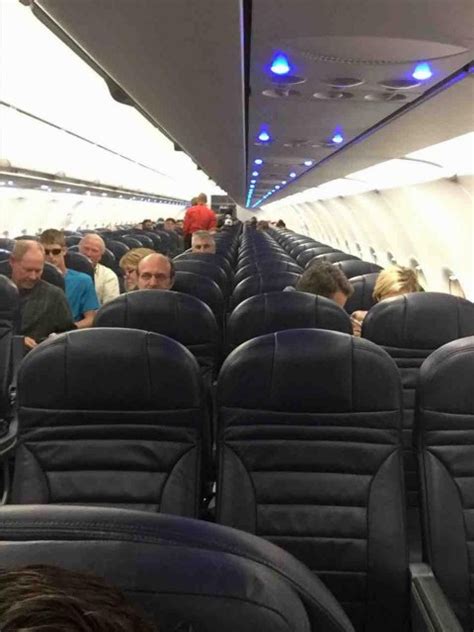 A spirit airlines flight leaving los angeles international airport returned yesterday, landing safely after fumes were reported in the cockpit and cabin. Spirit Airlines Fleet Airbus A320-200 Details and Pictures