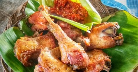 Setelah semua ayam selesai digoreng, goreng sisa bumbu ungkepan ayam agar didapat kremesan yang renyah. Resep Ayam Kampung Ungkep Goreng oleh Nia Syifa - Cookpad