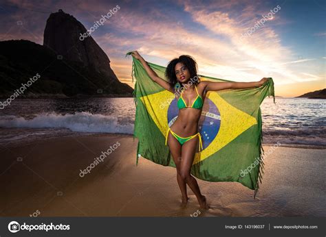 Chica Con Bandera Brasile A En La Playa Fotograf A De Stock Dabldy