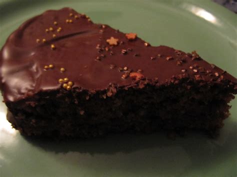 Ich zweckentfremde hier einmal ein viertel glas. Veganer Nuss-Nougat-Kuchen | The bird's new nest