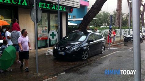 Albero Crolla Su Una Vettura In Sosta