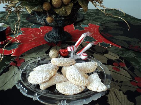 These italian cookies are the perfect bites of sweetness and are the perfect choice for any cookie platter, holiday or otherwise. Cucina Nanette: Italian Christmas Jam Cookies