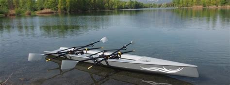 Un fond latté est composé de 4 ou 5 planches en bois ou plastique perpendiculaire au fond du bateau. Aviron et bateaux d'avirons légers, stables et rapides ...