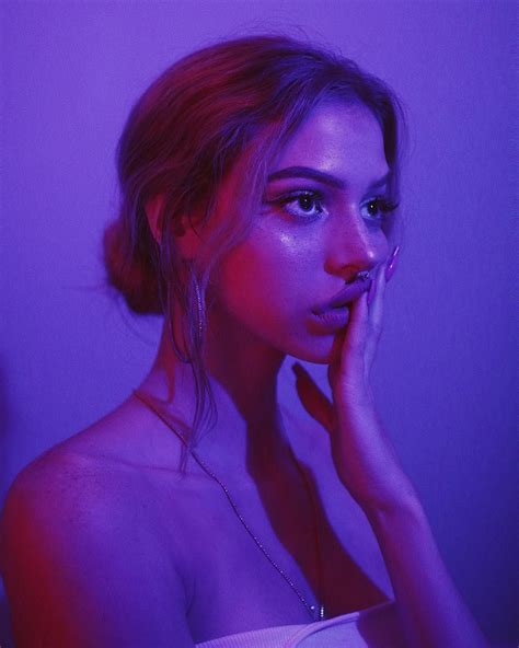 𝖊𝖑𝖎𝖟𝖆 𝖗𝖔𝖘𝖊 🥀 On Instagram “neon Selfportrait Pt 1 ꒰˘̩̩̩⌣˘̩̩̩๑꒱♡” Projector Photography Neon