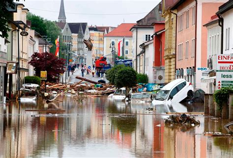 Bleskové povodně v bavorsku zasáhly mnoho domácností a způsobily škody za desítky milionů eur (tedy až za miliardy korun) a vyžádaly si několik obětí. Účet za povodně v Bavorsku: stovky zničených mostů, 500 ...