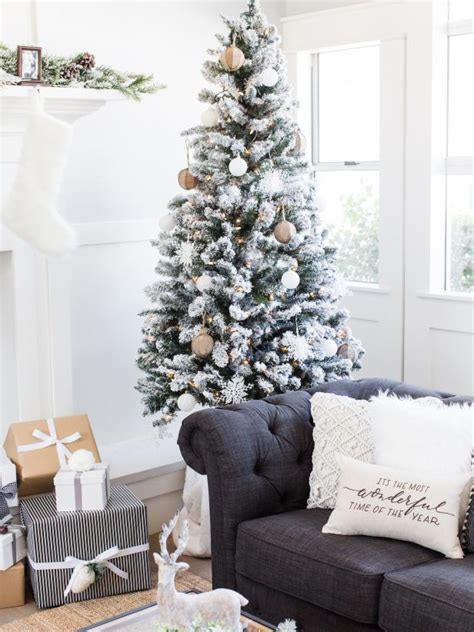 Awesome outdoors christmas decorating ideas pictures : 88 Beautiful Christmas Tree Decorating Ideas | How to Decorate a Christmas Tree | HGTV