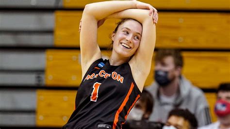 princeton s abby meyers ivy league women s basketball player of the year transfers to maryland
