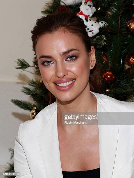 Irina Shayk Spreads Holiday Cheer At Aspca Photos Et Images De Collection Getty Images