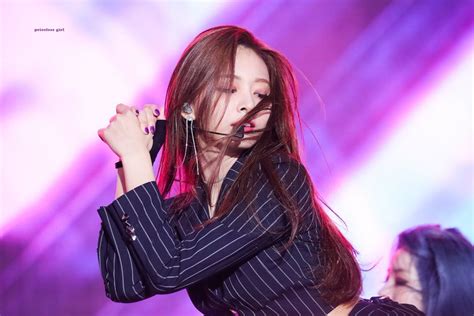 sana dalkomhan (hey) chokollit aiseukeurimcheoreom nogabeorineun jigeum nae gibun so lovely. Chou Tzuyu Twice #Fancy | 아이돌, 별