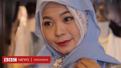 Rahmah Perempuan Muslim Cina Berjilbab Yang Diminta Ke Konsultan