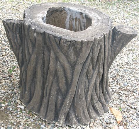 Making beautiful flowerpots out of sand and cement is very easy. Concrete tree stump pot | Sunshine Syrie | Flickr