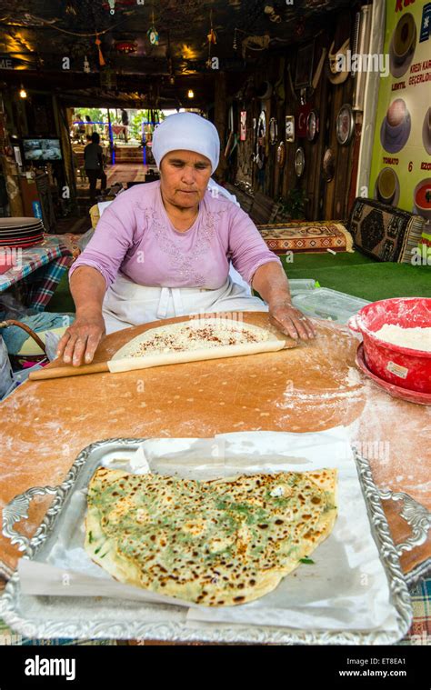 alte frau bereitet das typische gözleme türkische fladenbrot in pamukkale türkei
