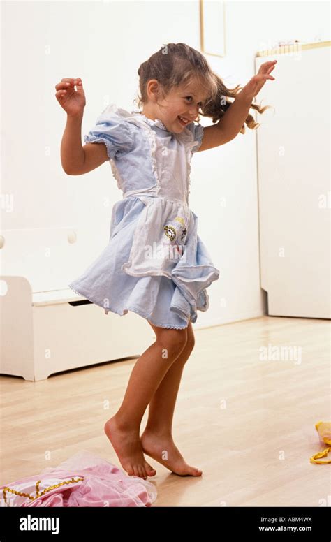 Niña Bailando Alrededor Fotografía De Stock Alamy