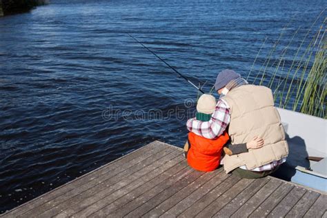 Pesca Feliz Del Hombre Con Su Hijo Foto De Archivo Imagen De Padre