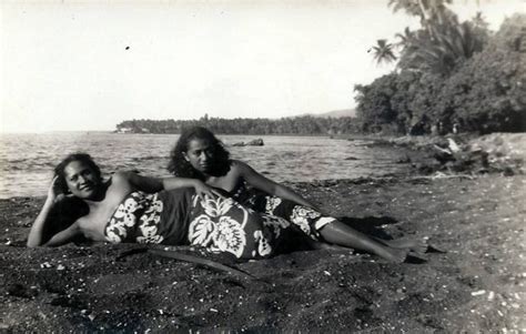 Tahiti Deux Vahine Sur Une Plage De Sable Noir Photographe Inconnu