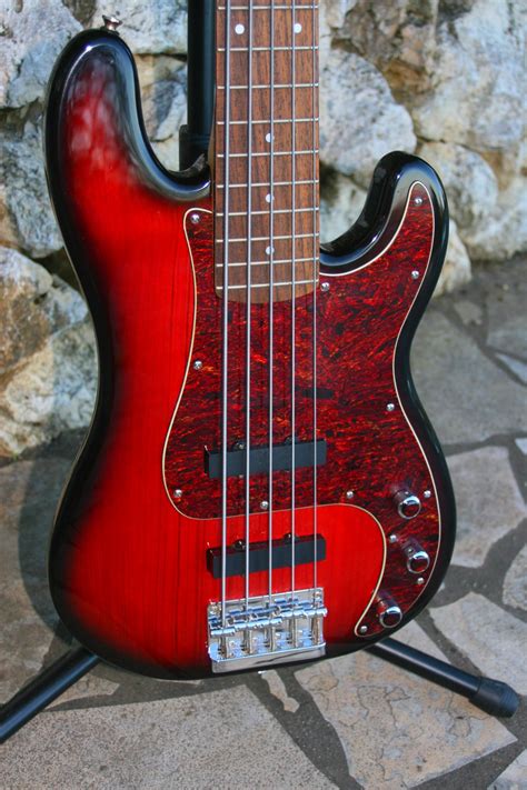 Photo Squier Standard P Bass Special V Squier Standard Precision Bass